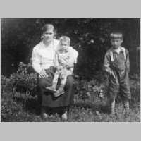 079-0138 Frau Minna Fink, geb. Braeuer mit ihren Soehnen Heinz und Herbert im Jahre 1935.jpg